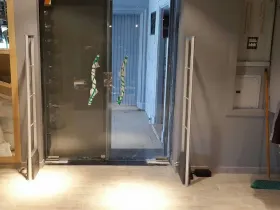 تركيب بوابة انذار سرقة ملابس في محل men's club